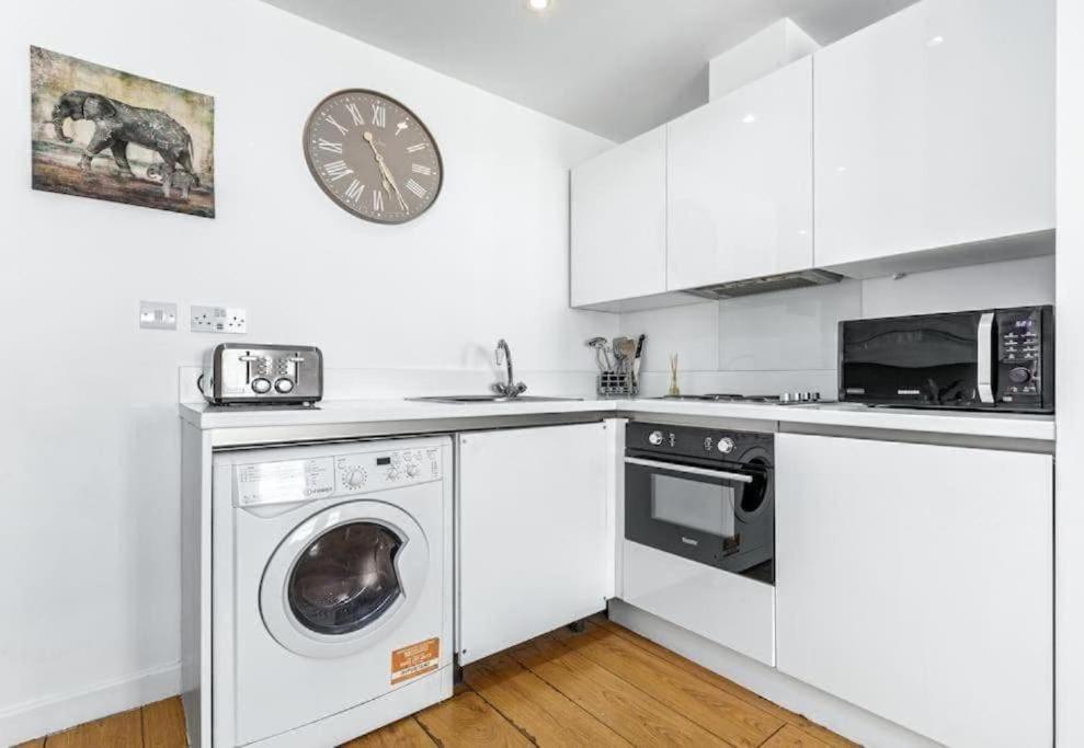 1 Bedroom Flat Piccadilly Sleep 7 In London Vr10 Zewnętrze zdjęcie