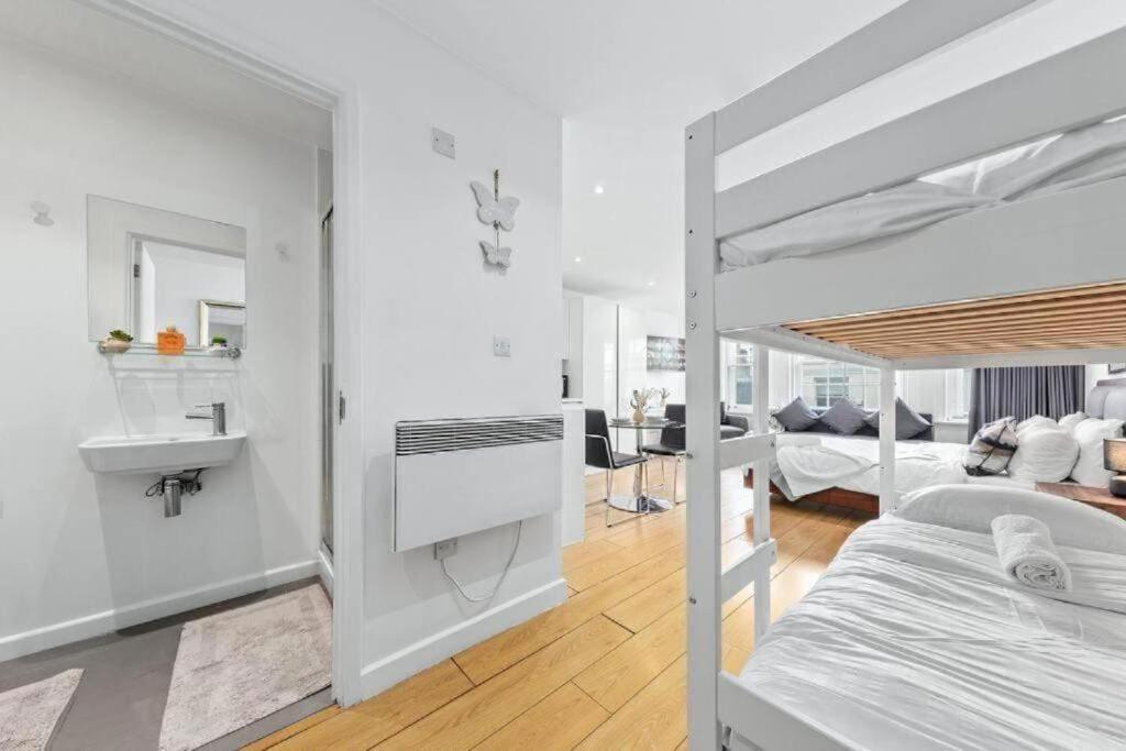 1 Bedroom Flat Piccadilly Sleep 7 In London Vr10 Zewnętrze zdjęcie