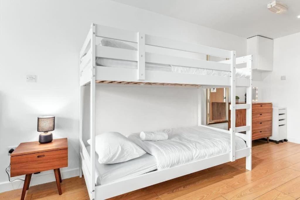1 Bedroom Flat Piccadilly Sleep 7 In London Vr10 Zewnętrze zdjęcie